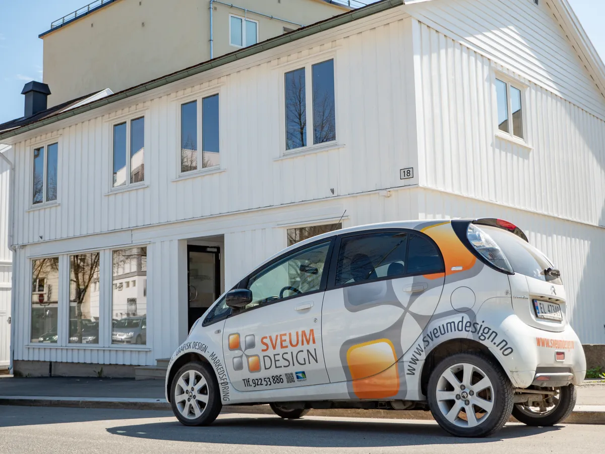 Den samme Citroënen med tidligere logo, parkert foran kontoret i Nedre Torvgate 18 på Gjøvik