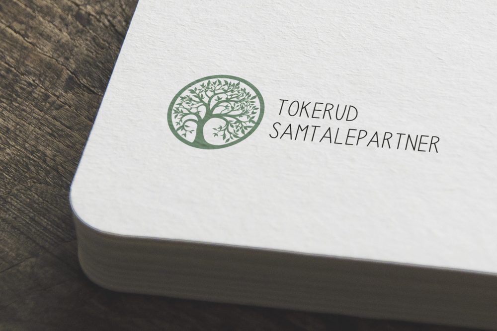 Logoen til Tokerud Samtalepartner trykket på en notatbok