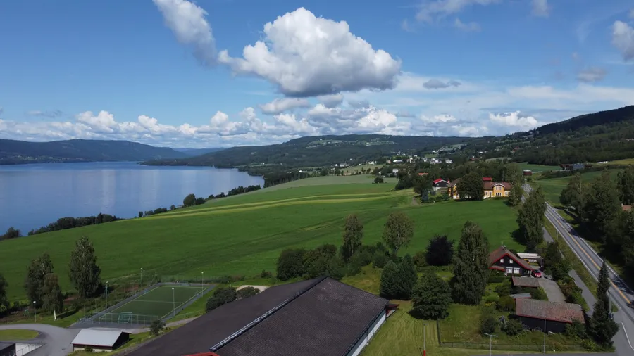 Dronefoto av kulturlandskap, god oversikt fra lufta