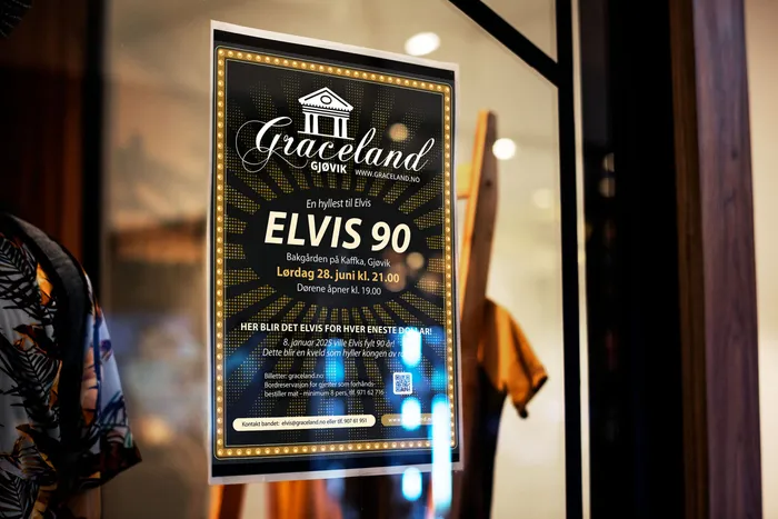 Plakat for Elvis 90 hos Graceland Gjøvik, i sort og gull