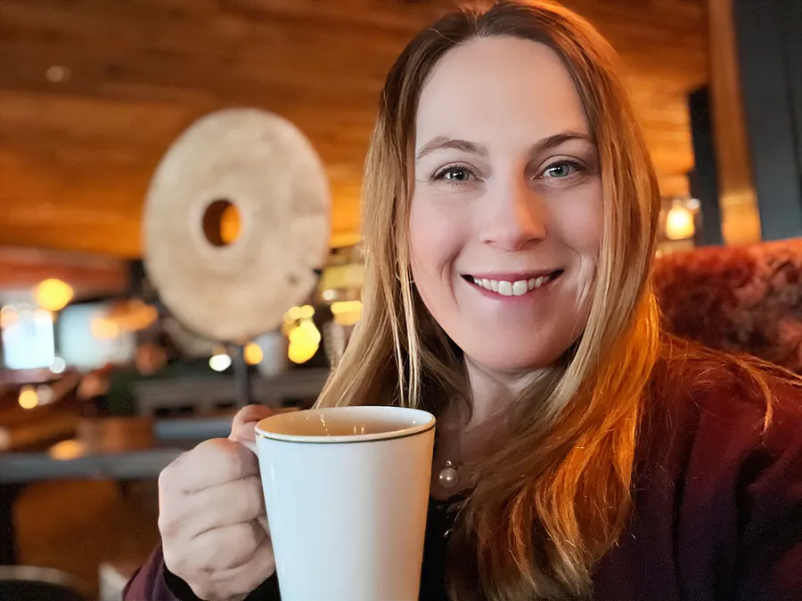 Kristine Sveum med en kaffekopp, klar for strategimøte