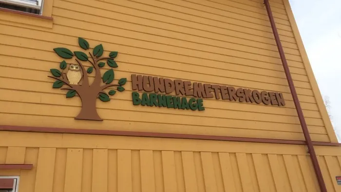 Skilt for Hundremeterskogen barnehage