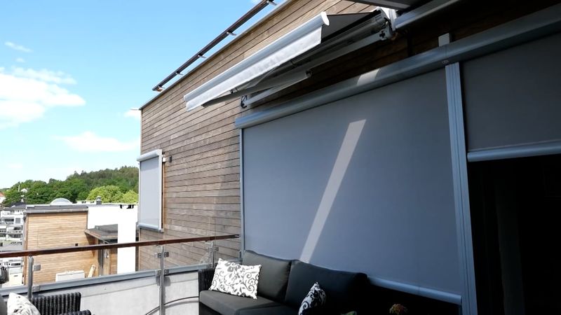 Terrassemarkise med kryssarm og automatisering